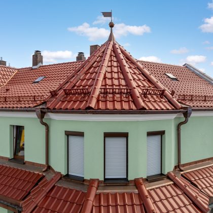 W6v in edelmarone auf sanierter Stadt-Mehrfamilienhaus mit Turm