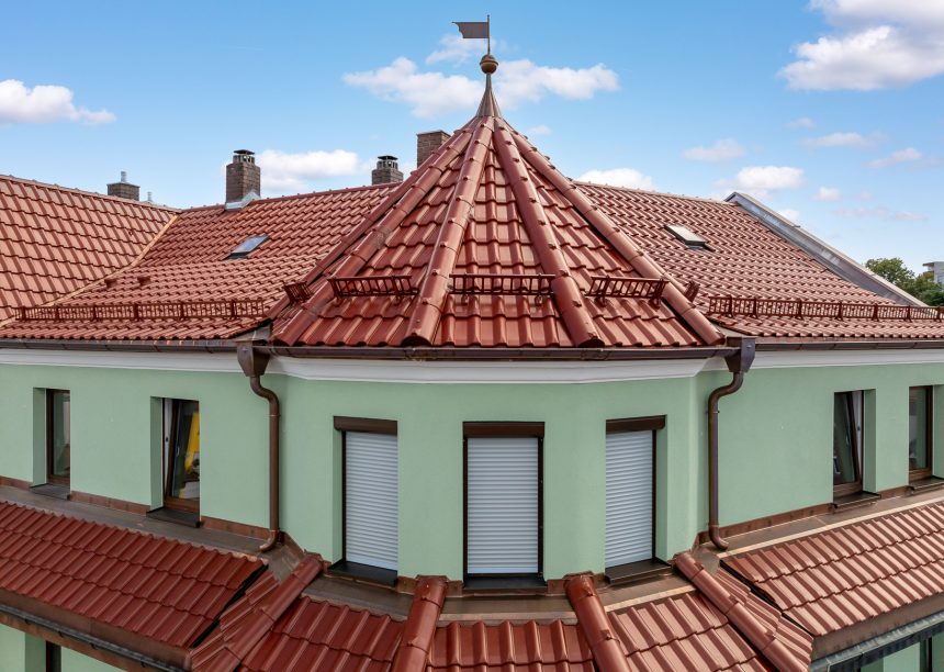 W6v in edelmarone auf sanierter Stadt-Mehrfamilienhaus mit Turm