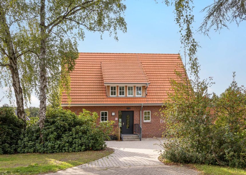 Aus der Frontalansicht fotografiert: Jugendtreff mit Dachziegel Doppelmulde Z2 in naturrot, verklinkerte Fassade mit Satteldach