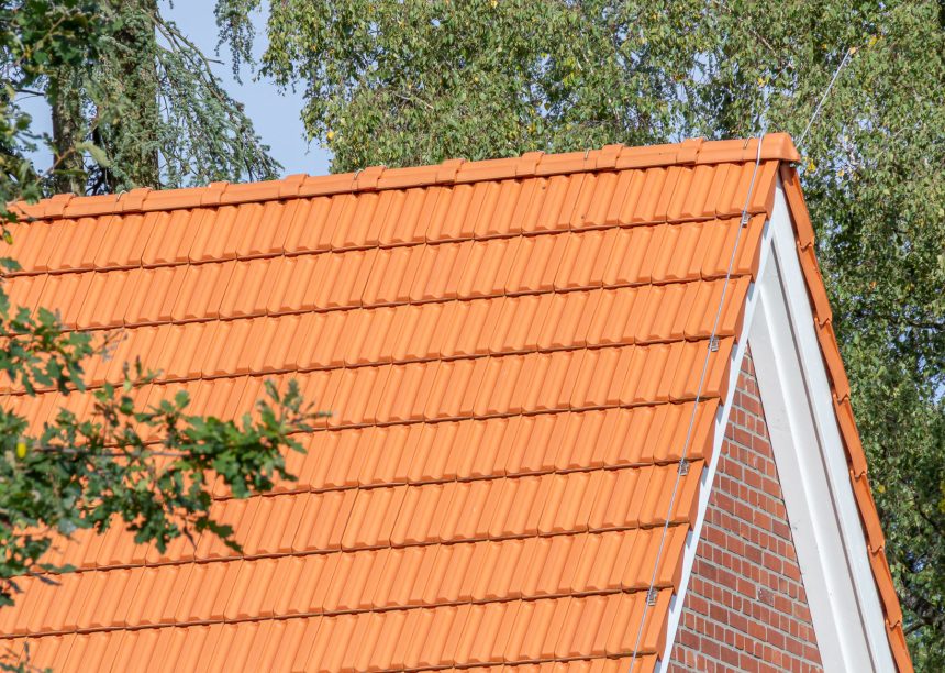 Giebel mit Firstanfänger und Ortgängen re/li im Bildfokus und Dachziegel Doppelmulde Z2 in naturrot auf Jugendtreff