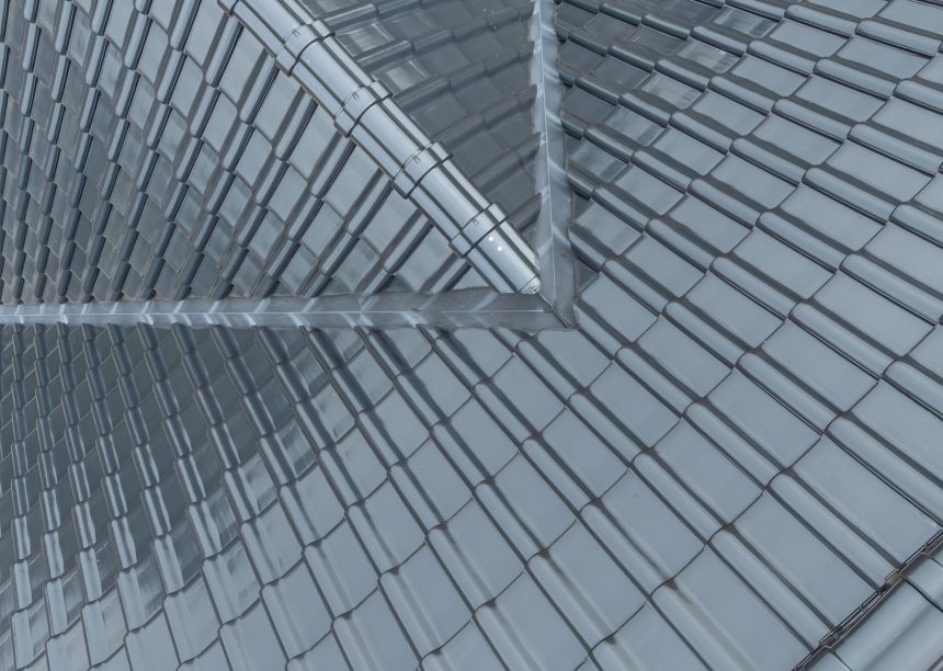 Referenz zur Inspiration für Bauherren und Planer mit J11v in spacegrau auf dem Satteldach aus der Vogelperspektive mit Ziegeldetails