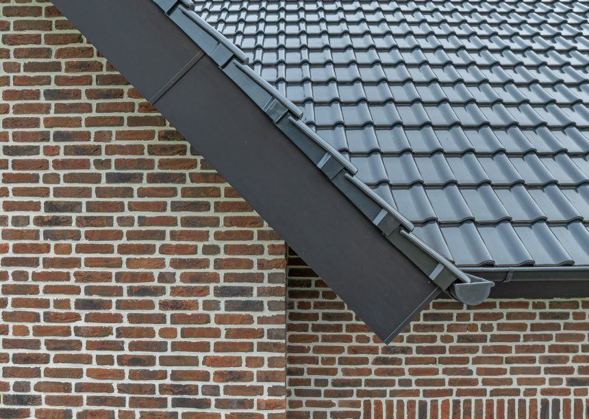 Referenz zur Inspiration für Bauherren und Planer mit J11v in spacegrau auf dem Satteldach mit Bildfokus seitlicher Dachabschluss Ortgang