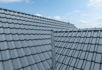 Referenz zur Inspiration für Bauherren und Planer mit J11v in spacegrau auf dem Satteldach mit Bildfokus Dachkehle an der Gaube