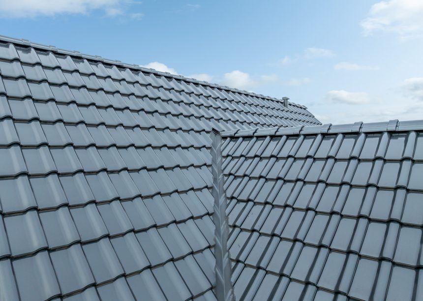 Referenz zur Inspiration für Bauherren und Planer mit J11v in spacegrau auf dem Satteldach mit Bildfokus Dachkehle an der Gaube