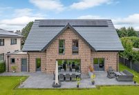 Referenz zur Inspiration für Bauherren und Planer mit J11v in spacegrau auf dem Satteldach