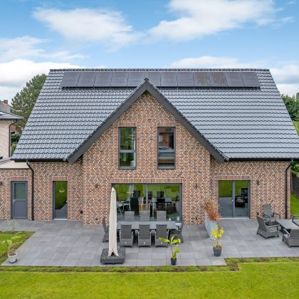 Referenz zur Inspiration für Bauherren und Planer mit J11v in spacegrau auf dem Satteldach