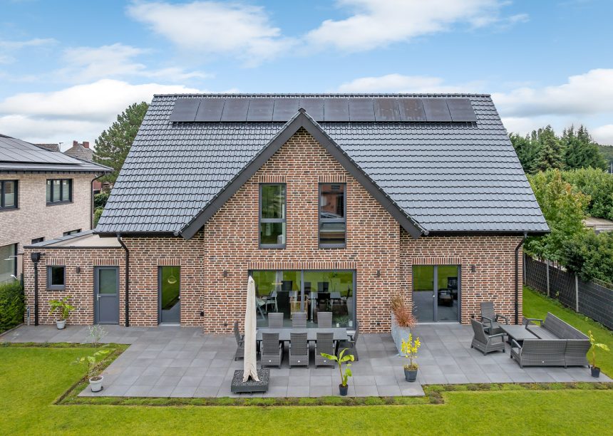 Referenz zur Inspiration für Bauherren und Planer mit J11v in spacegrau auf dem Satteldach