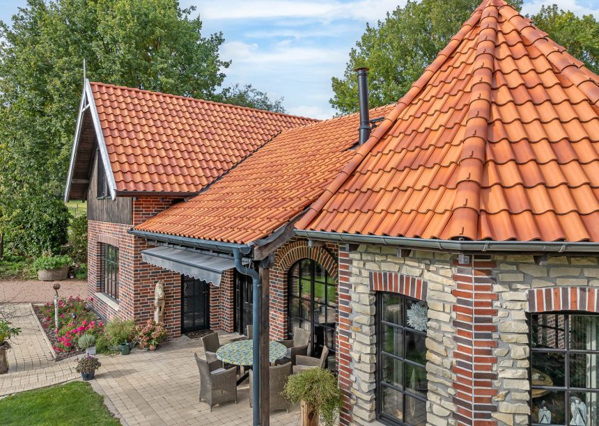 Traumhaftes Klinker-Holz-Haus mit Turm und Hohlfalzziegel Z5 in friesisch-bunt Salzbrand von Jacobi Dachziegel mit Terrasseneinblick
