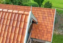 Traumhaftes Klinker-Holz-Haus mit Turm und Hohlfalzziegel Z5 in friesisch-bunt Salzbrand von Jacobi Dachziegel mit den Fokus auf die Zahnleiste