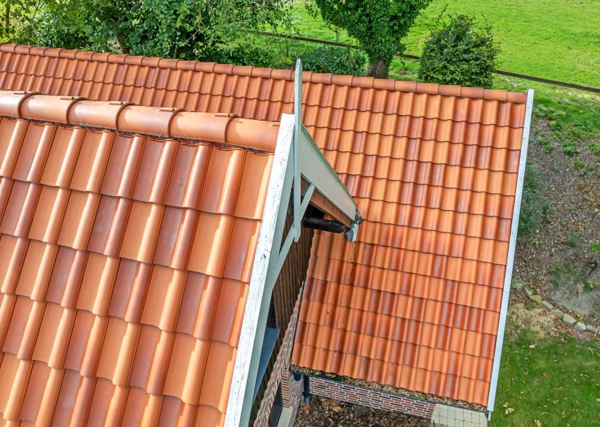 Traumhaftes Klinker-Holz-Haus mit Turm und Hohlfalzziegel Z5 in friesisch-bunt Salzbrand von Jacobi Dachziegel mit den Fokus auf die Zahnleiste