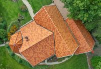 Traumhaftes Klinker-Holz-Haus mit Turm und Hohlfalzziegel Z5 in friesisch-bunt Salzbrand von Jacobi Dachziegel - Dach aus der Vogelperspektive