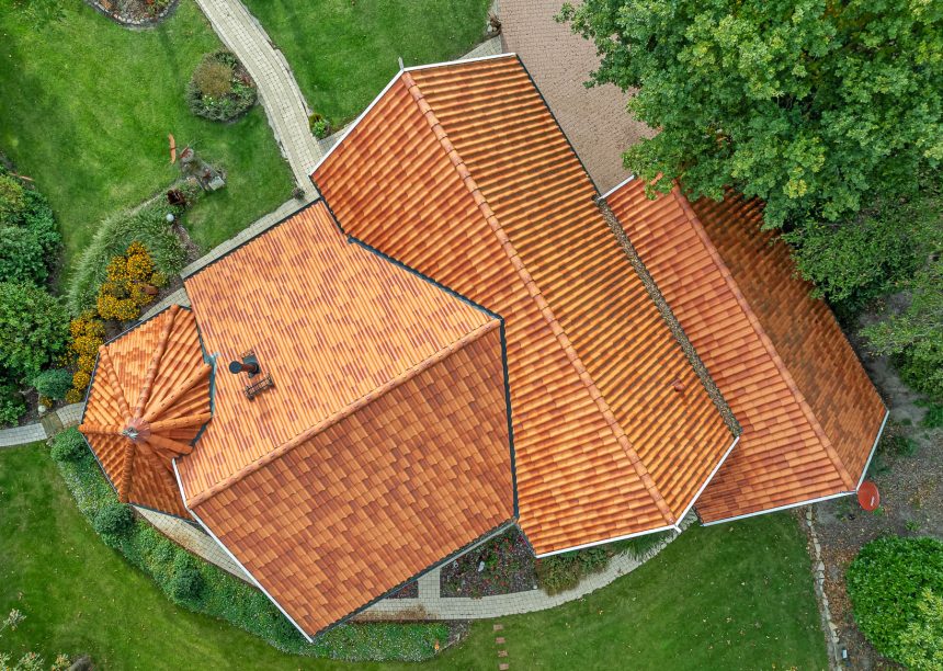 Traumhaftes Klinker-Holz-Haus mit Turm und Hohlfalzziegel Z5 in friesisch-bunt Salzbrand von Jacobi Dachziegel - Dach aus der Vogelperspektive