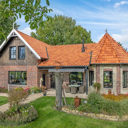 Traumhaftes Klinker-Holz-Haus mit Turm und Hohlfalzziegel Z5 in friesisch-bunt Salzbrand von Jacobi Dachziegel