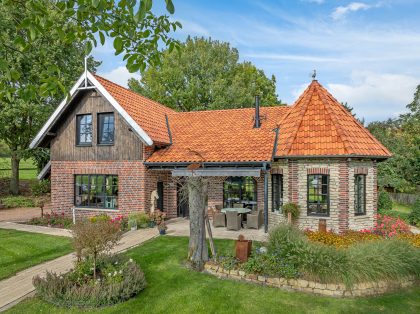 Traumhaftes Klinker-Holz-Haus mit Turm und Hohlfalzziegel Z5 in friesisch-bunt Salzbrand von Jacobi Dachziegel