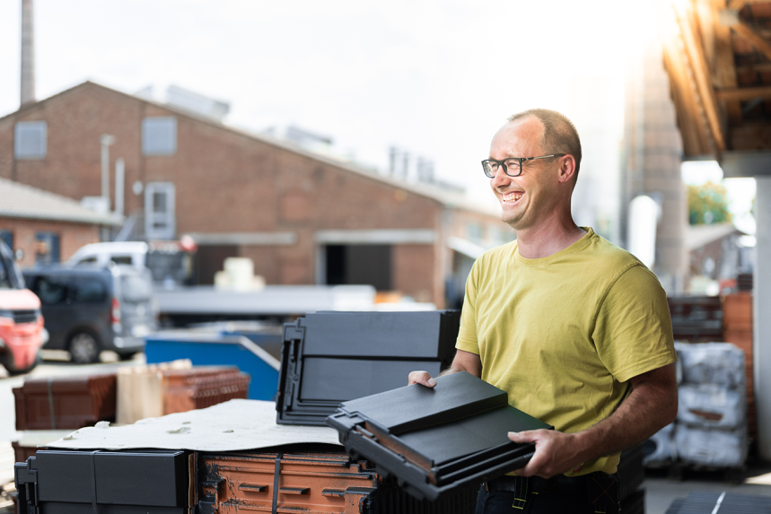 Miterarbeiter verschickt kostenlosen Musterziegel an Kunde