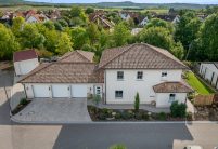 Romanische Pfanne, der mediterrane Dachziegel von Jacobi, in der Sonderserie Bella Casa auf gesamten Anwesen: Haus mit Walmdach und Nebengebäude; auf dem Foto die Straßenansicht mit Hofeinfahrt