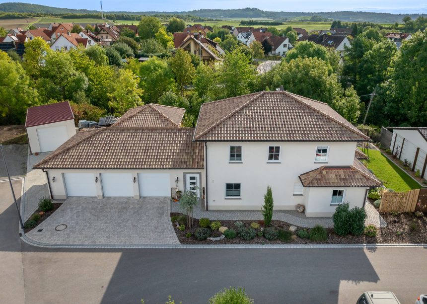 Romanische Pfanne, der mediterrane Dachziegel von Jacobi, in der Sonderserie Bella Casa auf gesamten Anwesen: Haus mit Walmdach und Nebengebäude; auf dem Foto die Straßenansicht mit Hofeinfahrt
