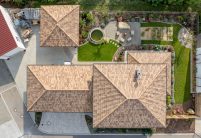 Romanische Pfanne, der mediterrane Dachziegel von Jacobi, in der Sonderserie Bella Casa auf gesamten Anwesen: Haus mit Walmdach und Nebengebäude hier per Drohne aus der Vogelperspektive