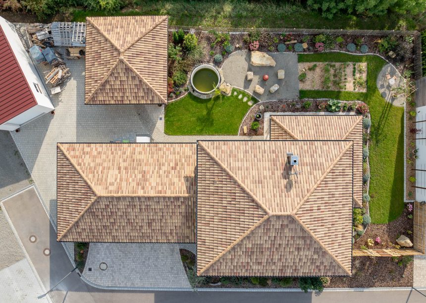 Romanische Pfanne, der mediterrane Dachziegel von Jacobi, in der Sonderserie Bella Casa auf gesamten Anwesen: Haus mit Walmdach und Nebengebäude hier per Drohne aus der Vogelperspektive