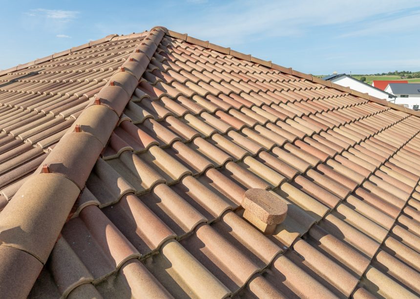 Romanische Pfanne, der mediterrane Dachziegel von Jacobi, in der Sonderserie Bella Casa auf gesamten Anwesen: Haus mit Walmdach und Nebengebäude hier eine Detailansicht von First und Sanitärlüfter aus dem nichtkeramischen Zubehör