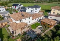 Romanische Pfanne, der mediterrane Dachziegel von Jacobi, in der Sonderserie Bella Casa auf gesamten Anwesen: Haus mit Walmdach und Nebengebäude