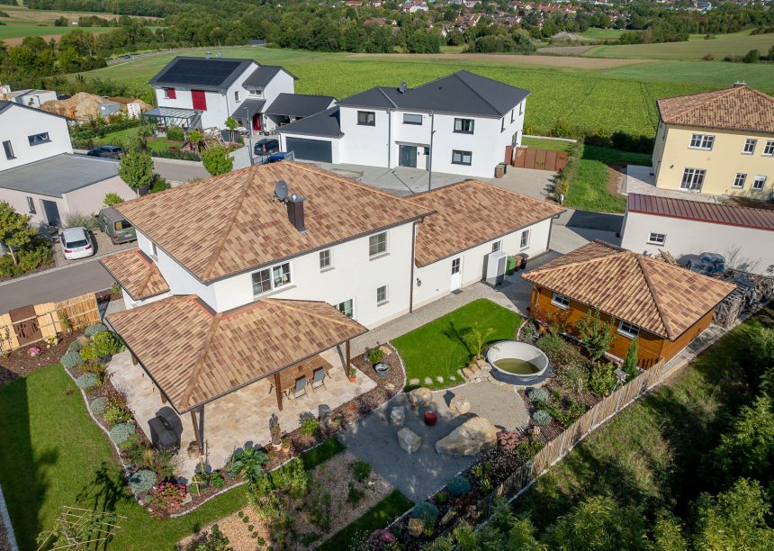 Romanische Pfanne, der mediterrane Dachziegel von Jacobi, in der Sonderserie Bella Casa auf gesamten Anwesen: Haus mit Walmdach und Nebengebäude