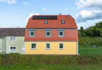 Sanierungsobjekt mit Biberschwanzziegeln von Jacobi in rotbraun von der Südseite fotografiert