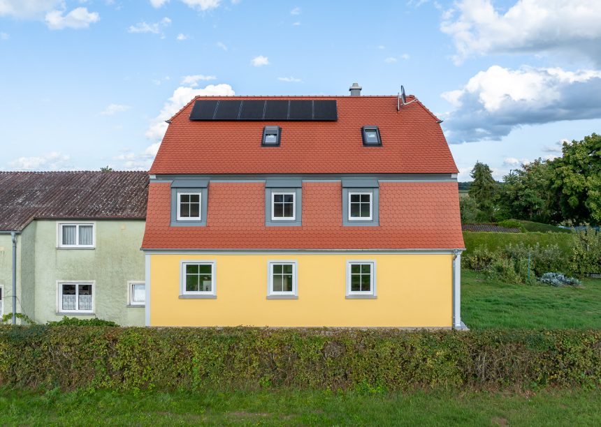 Sanierungsobjekt mit Biberschwanzziegeln von Jacobi in rotbraun von der Südseite fotografiert
