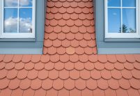 Sanierungsobjekt mit Biberschwanzziegeln von Jacobi in rotbraun im Rundschnitt auf eindrucksvollem Knickwalmdach mit Feierabendbiber