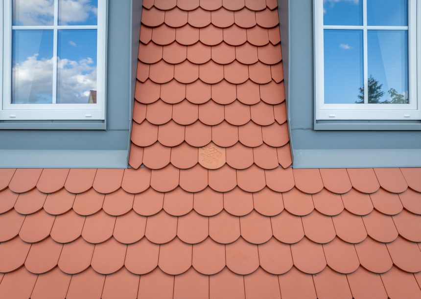 Sanierungsobjekt mit Biberschwanzziegeln von Jacobi in rotbraun im Rundschnitt auf eindrucksvollem Knickwalmdach mit Feierabendbiber