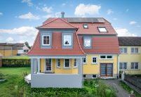 Sanierungsobjekt mit Biberschwanzziegeln von Jacobi in rotbraun im Rundschnitt auf eindrucksvollem Knickwalmdach