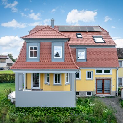 Sanierungsobjekt mit Biberschwanzziegeln von Jacobi in rotbraun im Rundschnitt auf eindrucksvollem Knickwalmdach