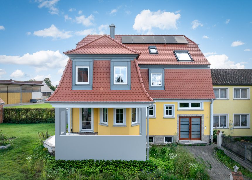 Sanierungsobjekt mit Biberschwanzziegeln von Jacobi in rotbraun im Rundschnitt auf eindrucksvollem Knickwalmdach