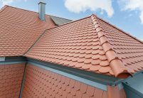 Sanierungsobjekt mit Biberschwanzziegeln von Jacobi in rotbraun im Rundschnitt auf eindrucksvollem Knickwalmdach mit Grat und Gratanfang im Bildfokus