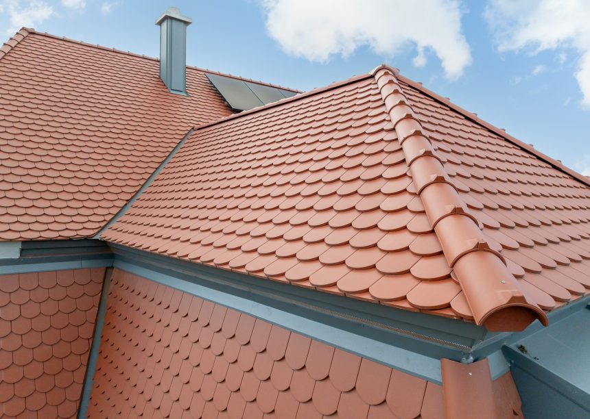 Sanierungsobjekt mit Biberschwanzziegeln von Jacobi in rotbraun im Rundschnitt auf eindrucksvollem Knickwalmdach mit Grat und Gratanfang im Bildfokus