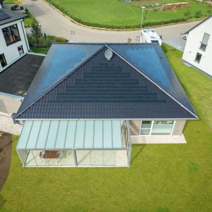 PV Lösung von Jacobi Dachziegel im aufregenden edelspacegrau mit Einblicke Garten und Wintergarten