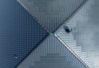 PV Lösung von Jacobi Dachziegel im aufregenden edelspacegrau aus der Vogelperspektive mit Grat und Walmkappen