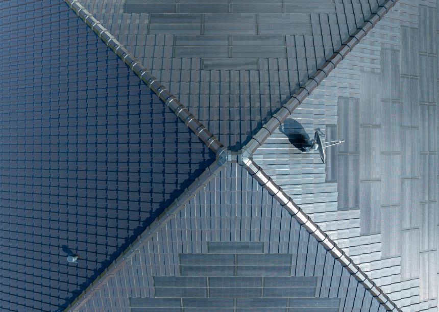 PV Lösung von Jacobi Dachziegel im aufregenden edelspacegrau aus der Vogelperspektive mit Grat und Walmkappen