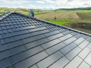 PV Lösung von Jacobi Dachziegel im aufregenden edelspacegrau hier mit Details von der PV-Fläche