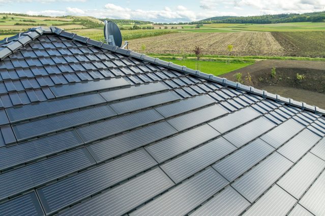PV Lösung von Jacobi Dachziegel im aufregenden edelspacegrau hier mit Details von der PV-Fläche