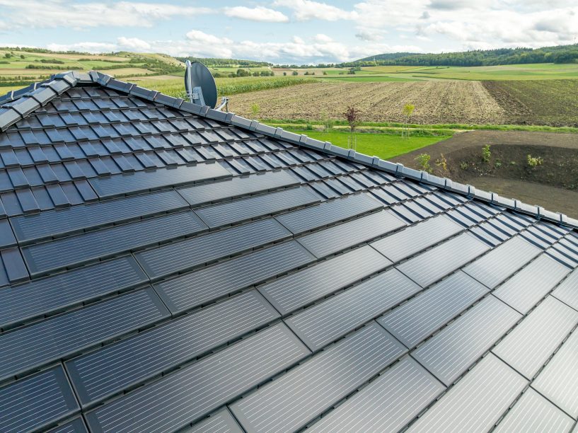 PV Lösung von Jacobi Dachziegel im aufregenden edelspacegrau hier mit Details von der PV-Fläche