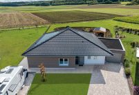 PV Lösung von Jacobi Dachziegel im aufregenden edelspacegrau hier in der Gesamtansicht - Drohnenaufnahme