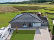 PV Lösung von Jacobi Dachziegel im aufregenden edelspacegrau hier in der Gesamtansicht - Drohnenaufnahme