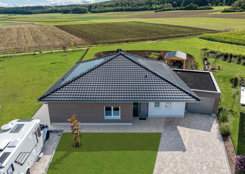 PV Lösung von Jacobi Dachziegel im aufregenden edelspacegrau hier in der Gesamtansicht - Drohnenaufnahme