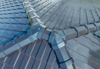 PV Lösung von Jacobi Dachziegel im aufregenden edelspacegrau hier mit Details von gleich zwei 3-achsigen Walmkappen