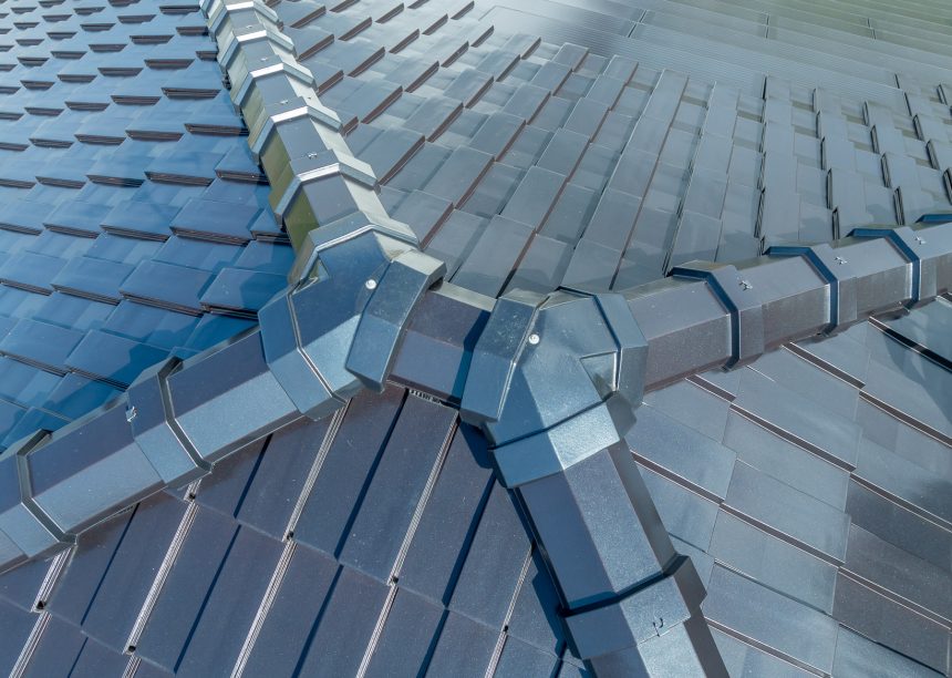 PV Lösung von Jacobi Dachziegel im aufregenden edelspacegrau hier mit Details von gleich zwei 3-achsigen Walmkappen