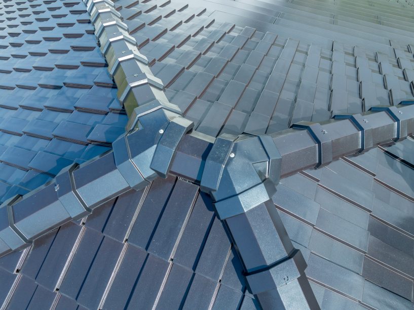 PV Lösung von Jacobi Dachziegel im aufregenden edelspacegrau hier mit Details von gleich zwei 3-achsigen Walmkappen