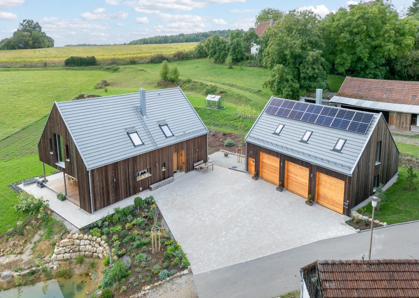 Dachziegel Stylist in edelgrau auf Holzvertäfelten Einfamilienhaus mit hochwertigem Jacobi Zubehör, Schneefanggitter, Sanitärlüfter und PV Solarträger mit Garage und PV-Anlage