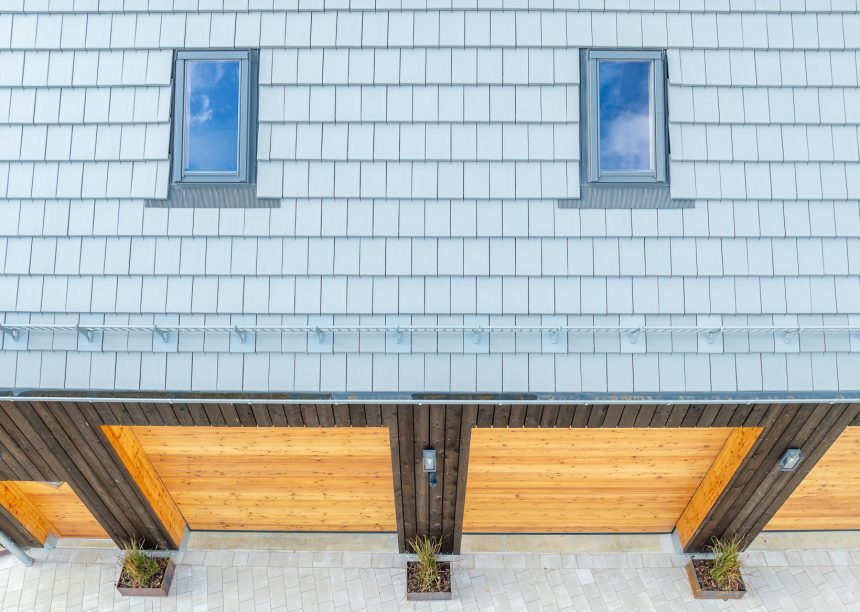 Dachziegel Stylist in edelgrau auf Holzvertäfelten Einfamilienhaus mit hochwertigem Jacobi Zubehör, Schneefanggitter, Sanitärlüfter und PV Solarträger universal fotografiert per Drohne