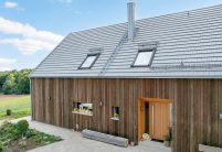 Dachziegel Stylist in edelgrau auf Holzvertäfelten Einfamilienhaus mit hochwertigem Jacobi Zubehör, Schneefanggitter, Sanitärlüfter und PV Solarträger universal
